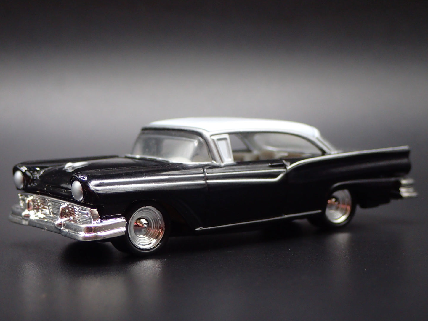 1957 57 FORD FAIRLANE 500 BLACK 1:64 SCALE COLLECTIBLE DIORAMA DIECAST MODEL CAR