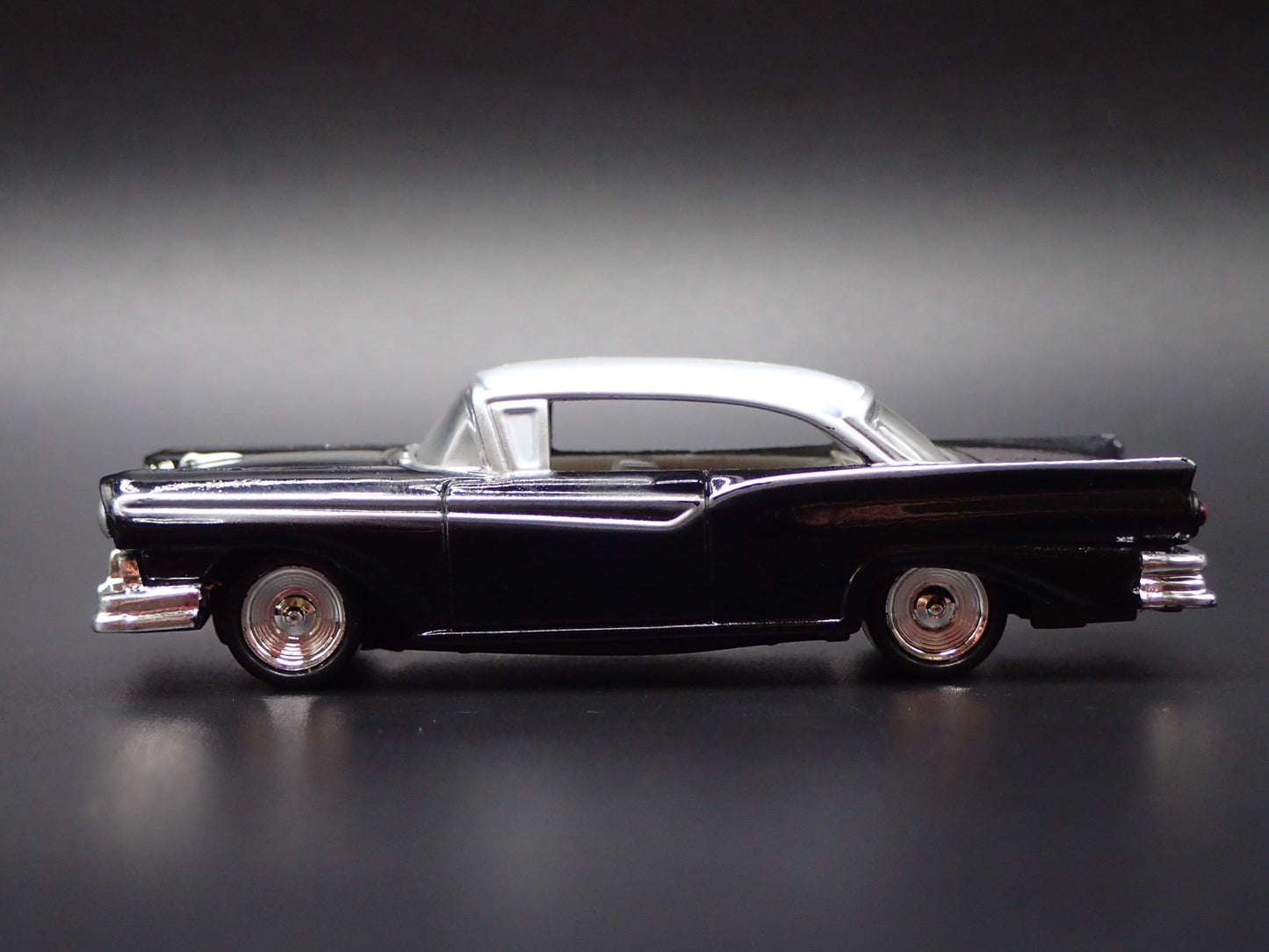 1957 57 FORD FAIRLANE 500 BLACK 1:64 SCALE COLLECTIBLE DIORAMA DIECAST MODEL CAR