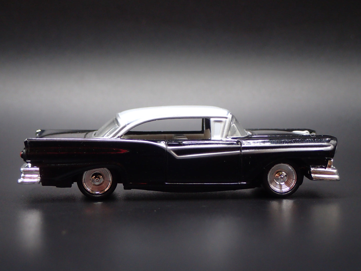 1957 57 FORD FAIRLANE 500 BLACK 1:64 SCALE COLLECTIBLE DIORAMA DIECAST MODEL CAR