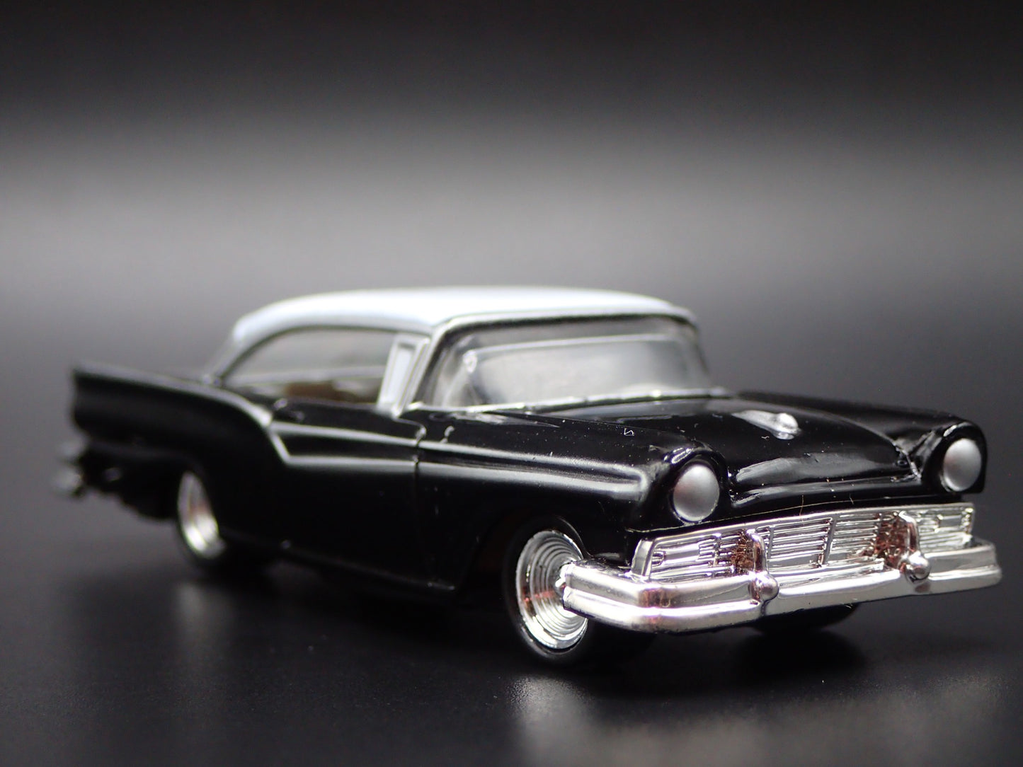 1957 57 FORD FAIRLANE 500 BLACK 1:64 SCALE COLLECTIBLE DIORAMA DIECAST MODEL CAR
