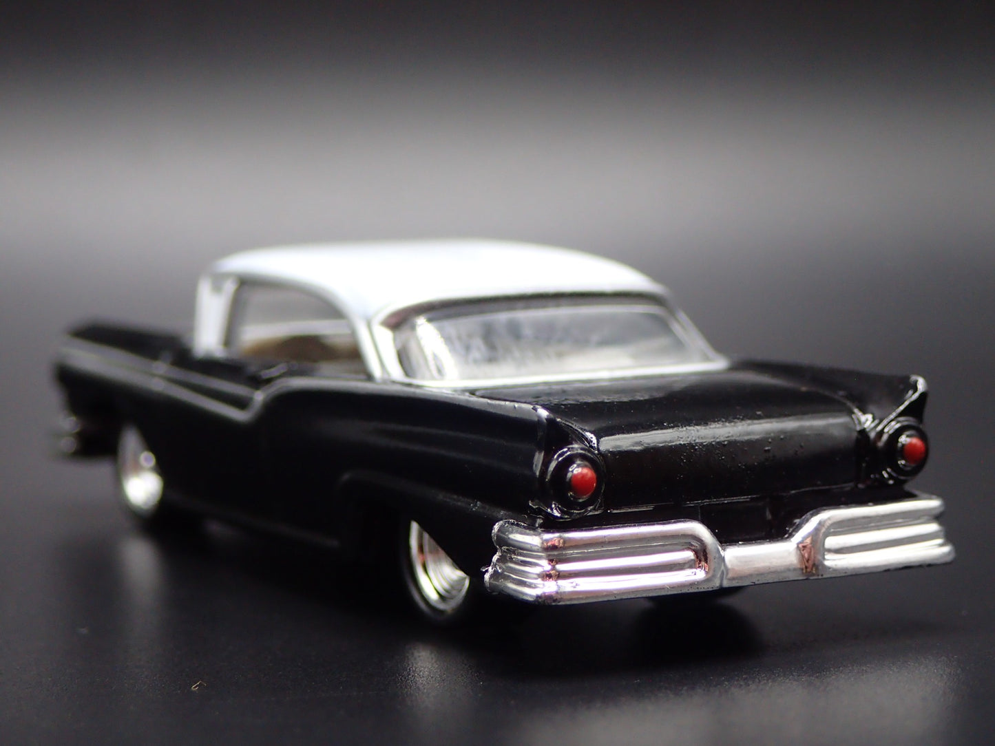 1957 57 FORD FAIRLANE 500 BLACK 1:64 SCALE COLLECTIBLE DIORAMA DIECAST MODEL CAR