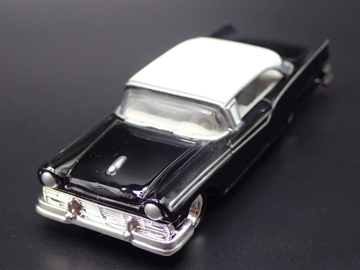 1957 57 FORD FAIRLANE 500 BLACK 1:64 SCALE COLLECTIBLE DIORAMA DIECAST MODEL CAR