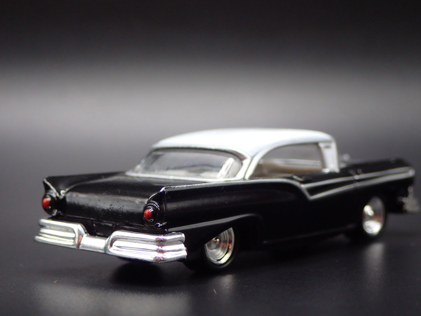 1957 57 FORD FAIRLANE 500 BLACK 1:64 SCALE COLLECTIBLE DIORAMA DIECAST MODEL CAR