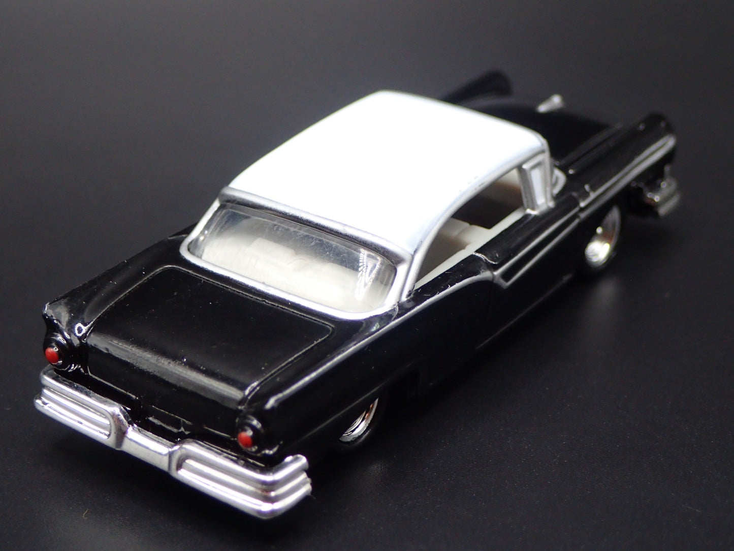 1957 57 FORD FAIRLANE 500 BLACK 1:64 SCALE COLLECTIBLE DIORAMA DIECAST MODEL CAR