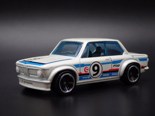 1966-1977 BMW 2002 WHITE 1:64 SCALE COLLECTIBLE DIORAMA DIECAST MODEL CAR