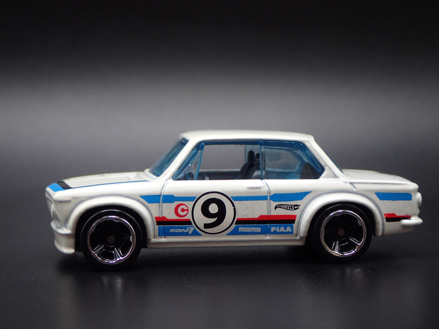 1966-1977 BMW 2002 WHITE 1:64 SCALE COLLECTIBLE DIORAMA DIECAST MODEL CAR