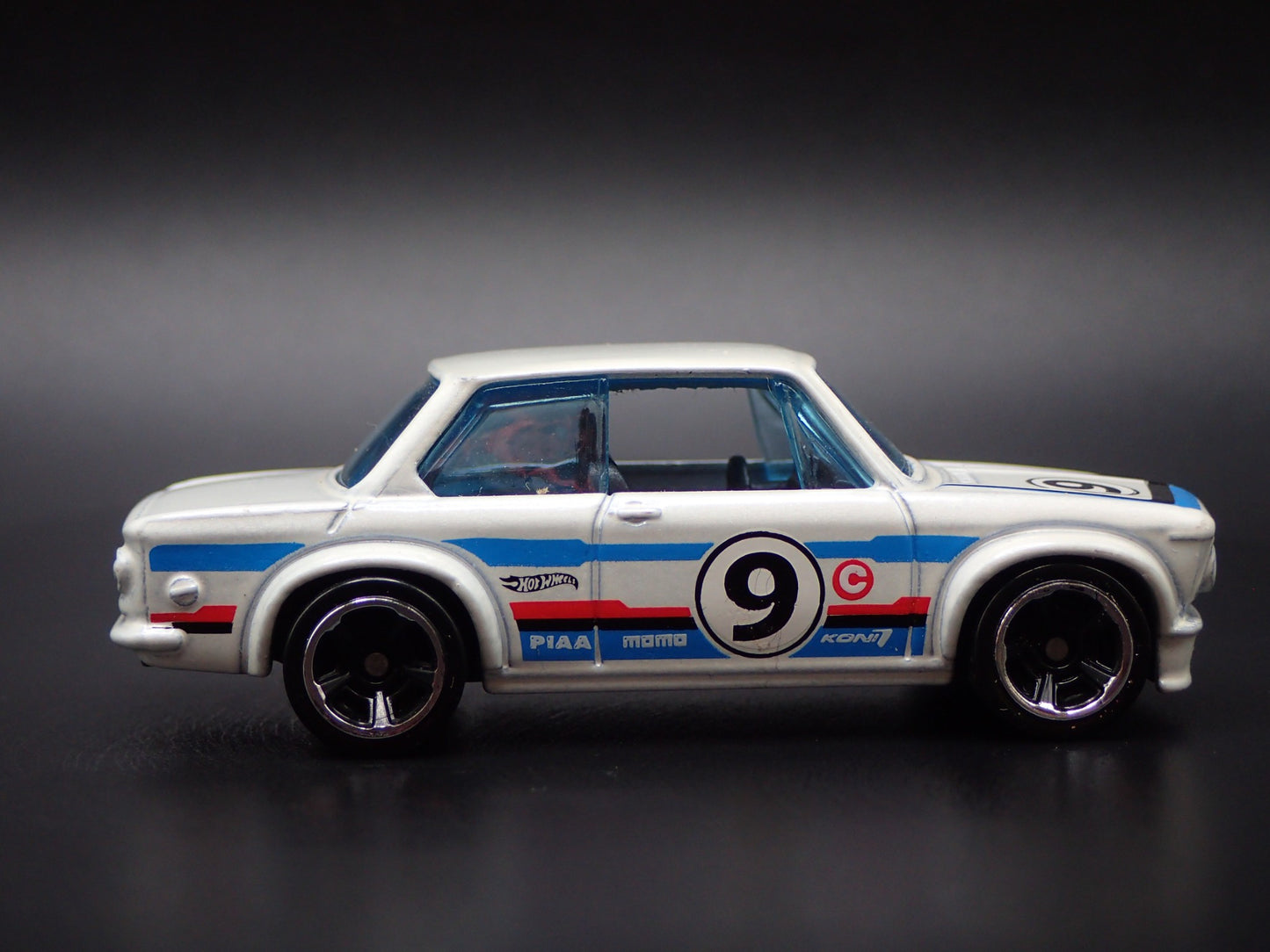 1966-1977 BMW 2002 WHITE 1:64 SCALE COLLECTIBLE DIORAMA DIECAST MODEL CAR