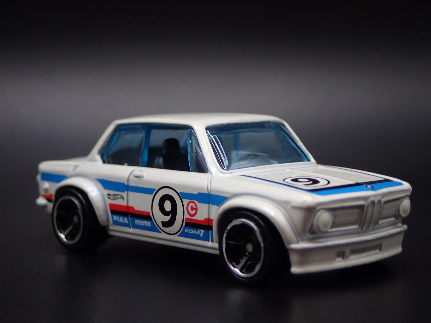 1966-1977 BMW 2002 WHITE 1:64 SCALE COLLECTIBLE DIORAMA DIECAST MODEL CAR