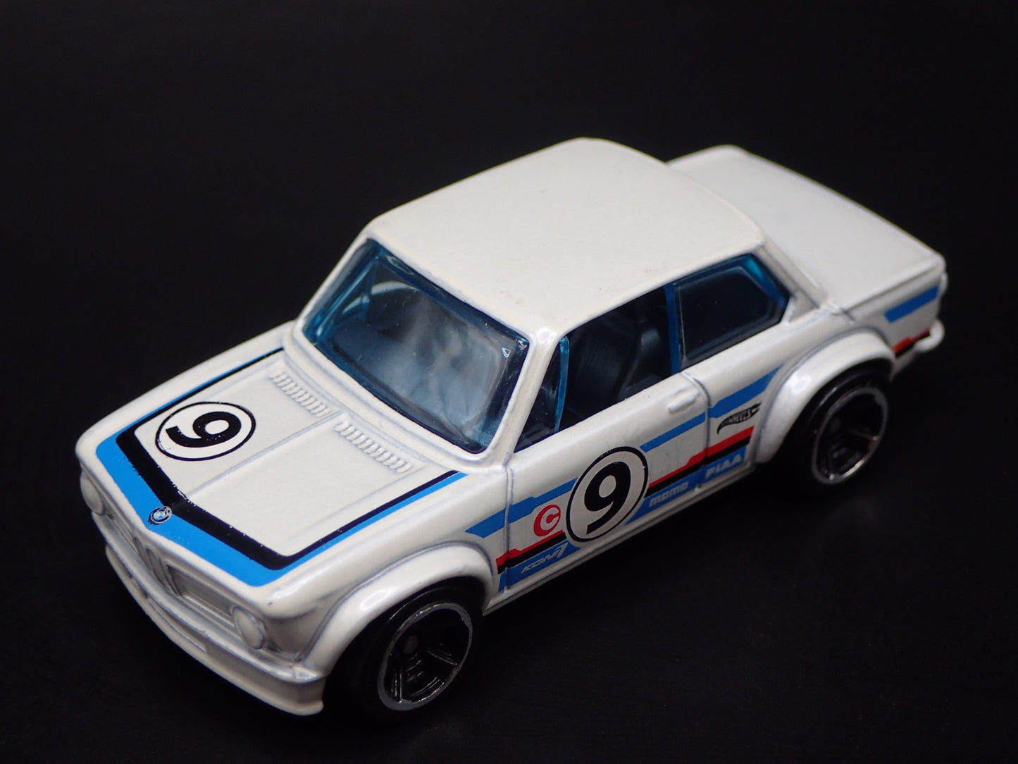 1966-1977 BMW 2002 WHITE 1:64 SCALE COLLECTIBLE DIORAMA DIECAST MODEL CAR