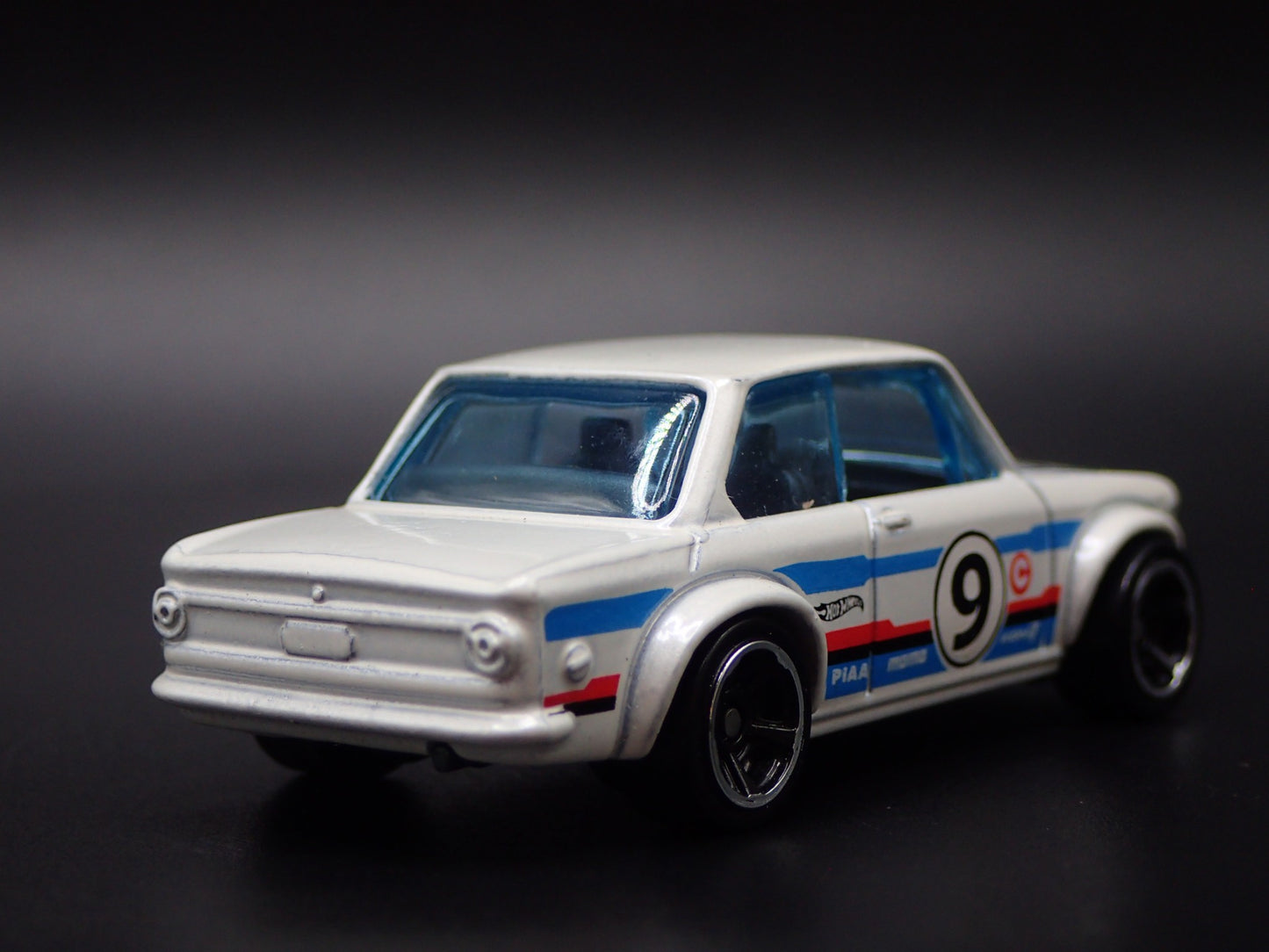 1966-1977 BMW 2002 WHITE 1:64 SCALE COLLECTIBLE DIORAMA DIECAST MODEL CAR