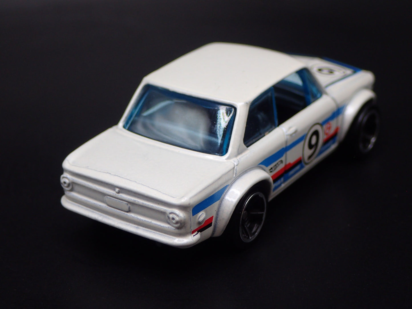 1966-1977 BMW 2002 WHITE 1:64 SCALE COLLECTIBLE DIORAMA DIECAST MODEL CAR