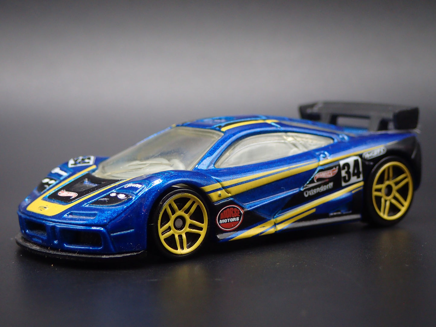 1995-1996 MCLAREN F1 GTR SUPER CAR BLUE 1:64 SCALE DIORAMA DIECAST MODEL CAR