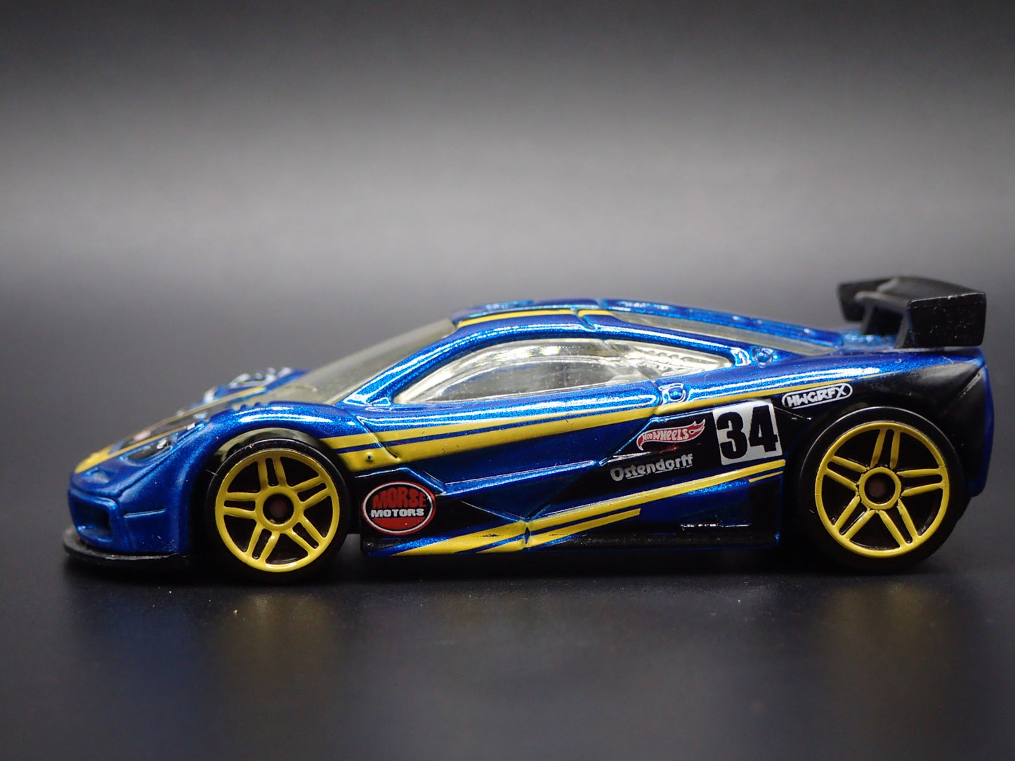 1995-1996 MCLAREN F1 GTR SUPER CAR BLUE 1:64 SCALE DIORAMA DIECAST MODEL CAR
