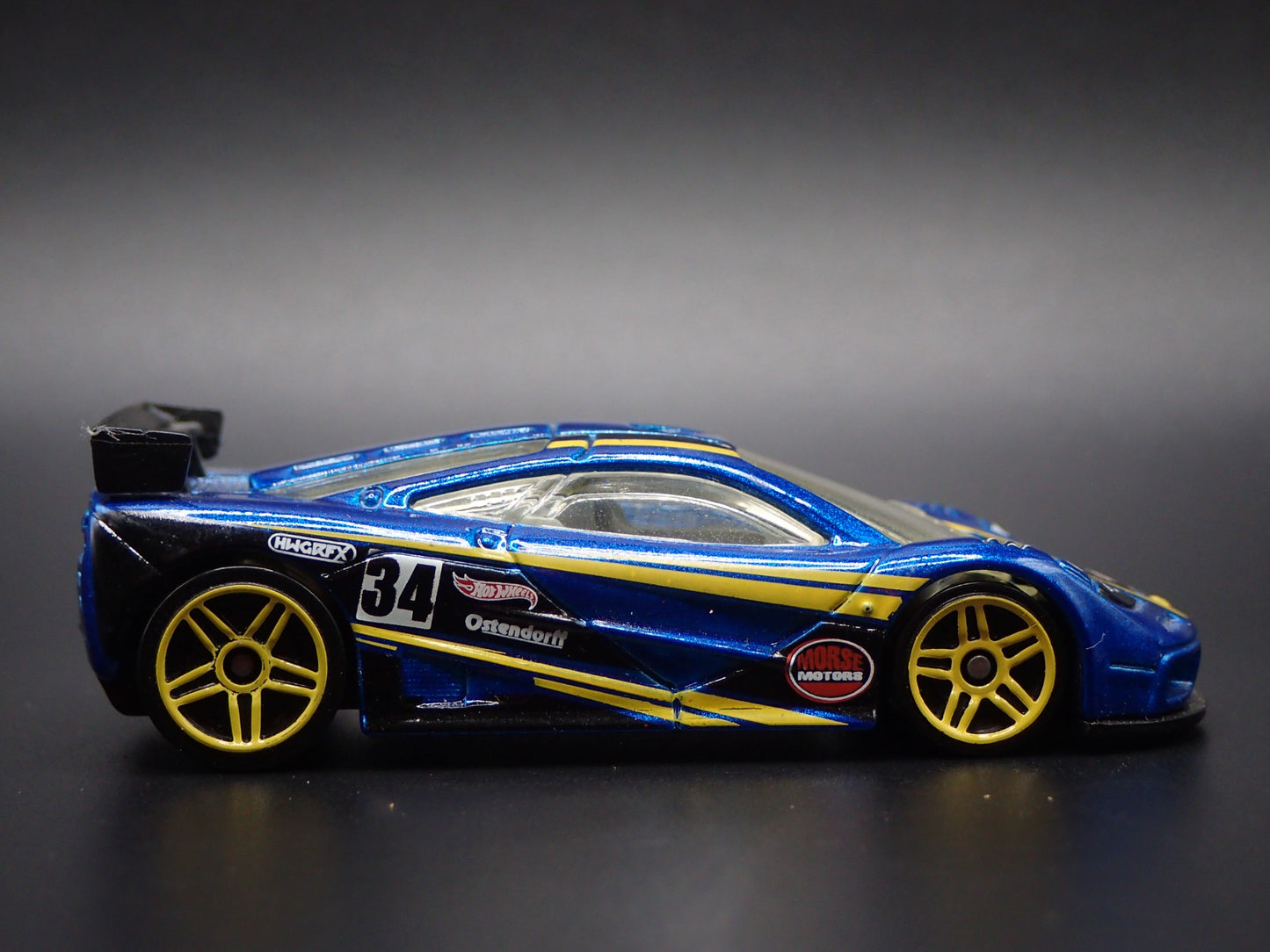 1995-1996 MCLAREN F1 GTR SUPER CAR BLUE 1:64 SCALE DIORAMA DIECAST MODEL CAR