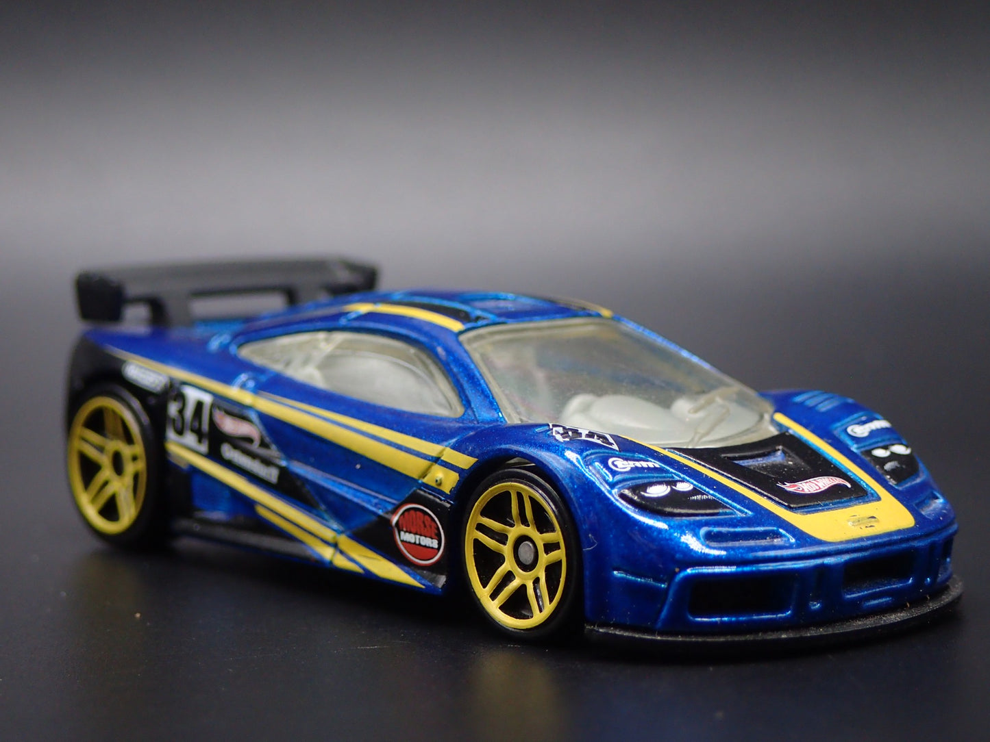 1995-1996 MCLAREN F1 GTR SUPER CAR BLUE 1:64 SCALE DIORAMA DIECAST MODEL CAR