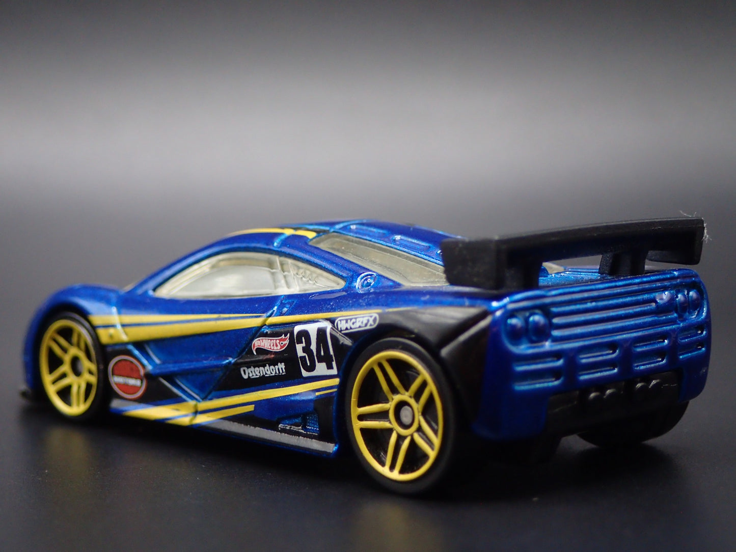 1995-1996 MCLAREN F1 GTR SUPER CAR BLUE 1:64 SCALE DIORAMA DIECAST MODEL CAR
