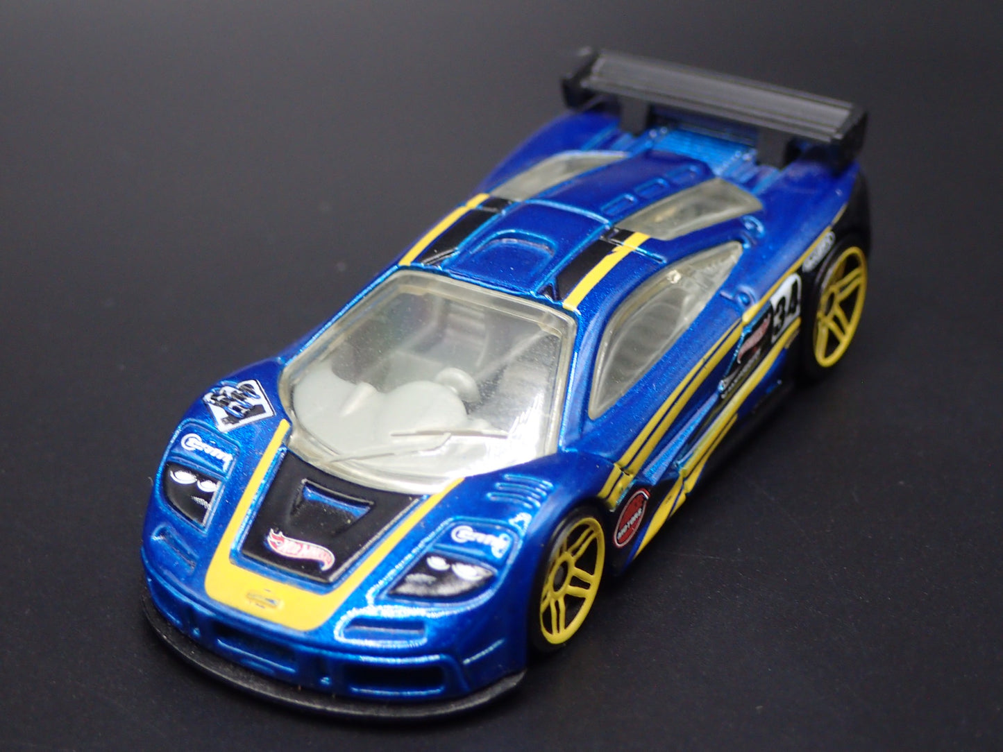 1995-1996 MCLAREN F1 GTR SUPER CAR BLUE 1:64 SCALE DIORAMA DIECAST MODEL CAR