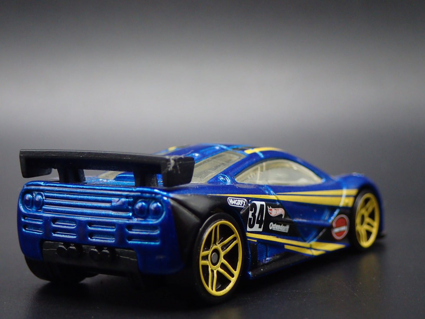 1995-1996 MCLAREN F1 GTR SUPER CAR BLUE 1:64 SCALE DIORAMA DIECAST MODEL CAR
