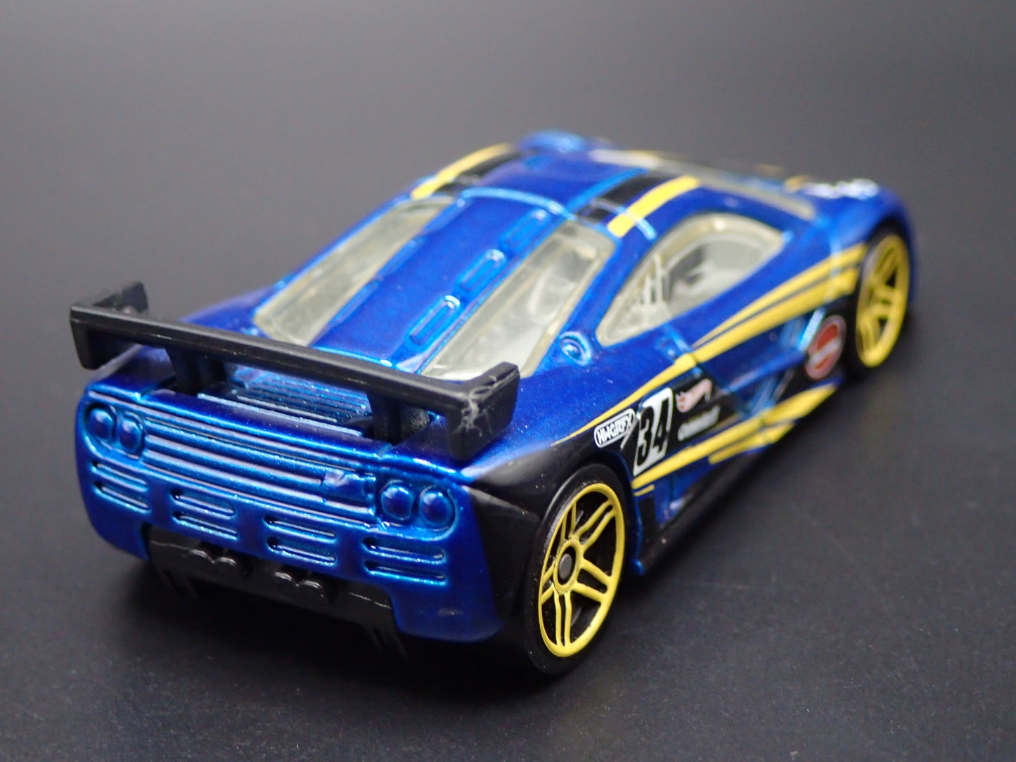 1995-1996 MCLAREN F1 GTR SUPER CAR BLUE 1:64 SCALE DIORAMA DIECAST MODEL CAR