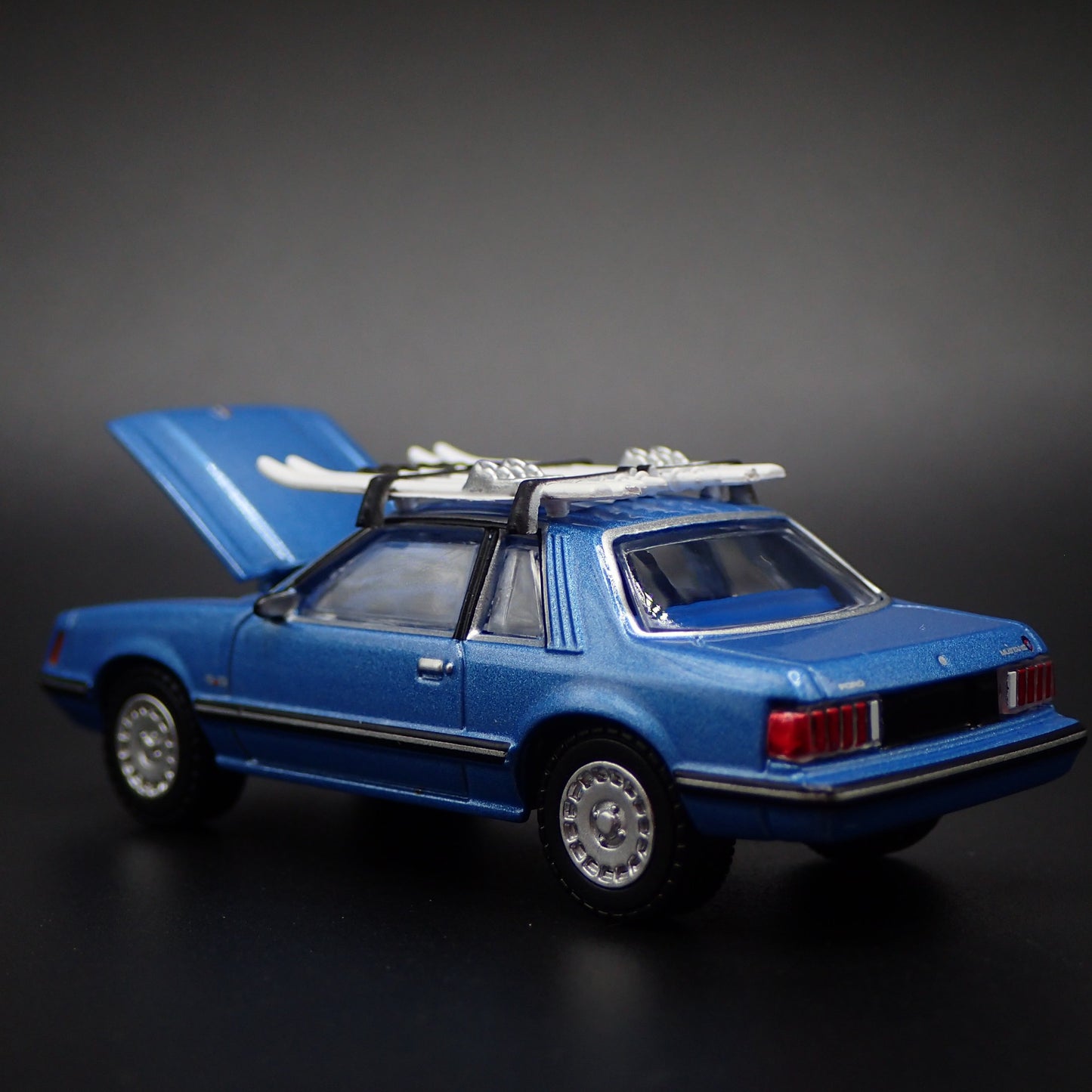 1981 81 FORD MUSTANG COUPE GHIA FOX BODY 1:64 SCALE DIORAMA DIECAST MODEL CAR