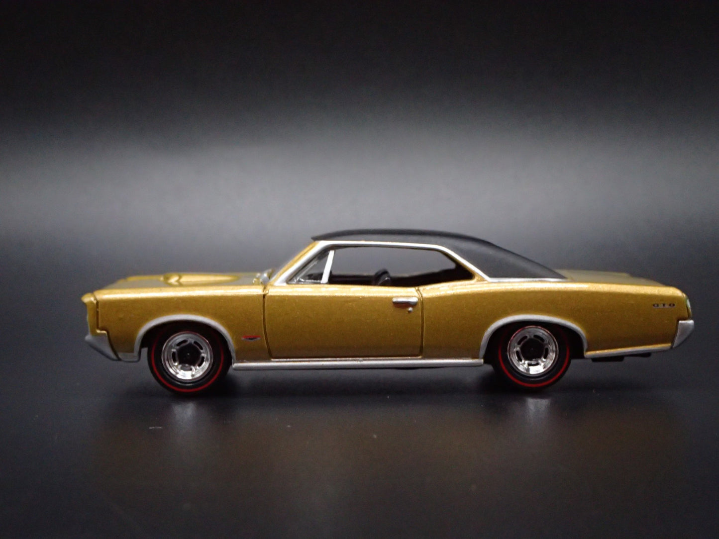 1967 67 PONTIAC GTO MUSCLE CAR 1/64 SCALE COLLECTIBLE DIORAMA DIECAST MODEL CAR