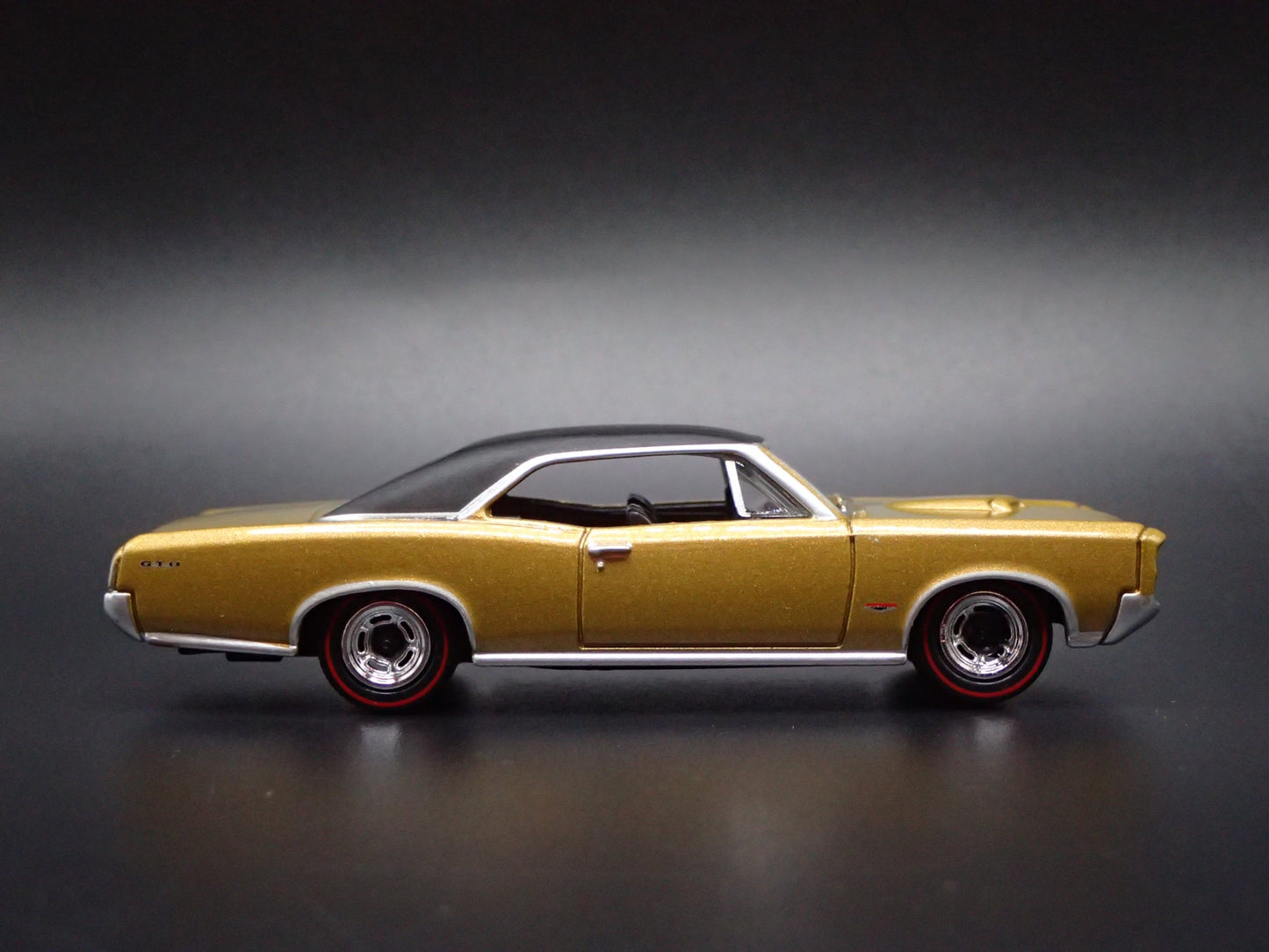 1967 67 PONTIAC GTO MUSCLE CAR 1/64 SCALE COLLECTIBLE DIORAMA DIECAST MODEL CAR