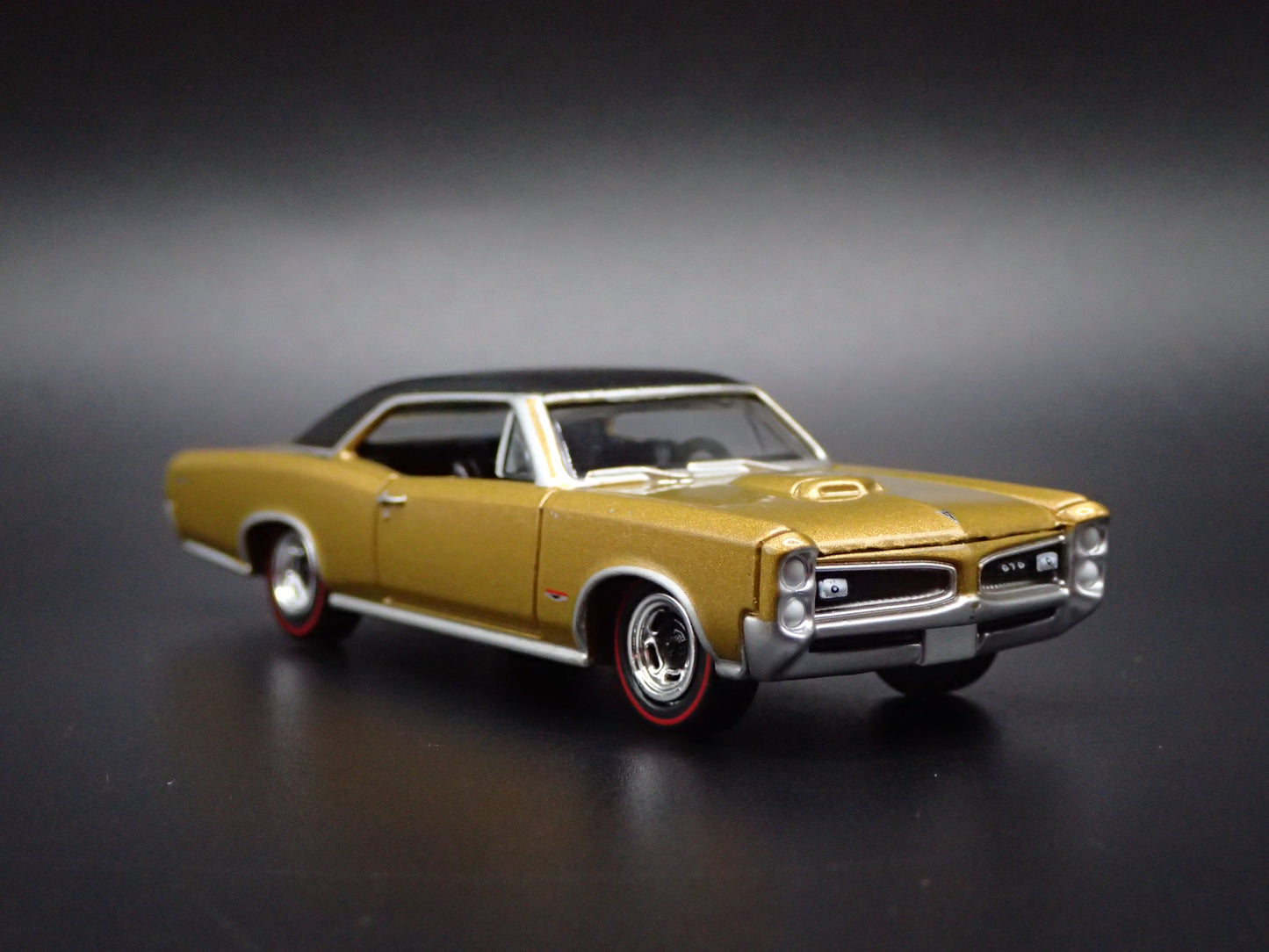 1967 67 PONTIAC GTO MUSCLE CAR 1/64 SCALE COLLECTIBLE DIORAMA DIECAST MODEL CAR