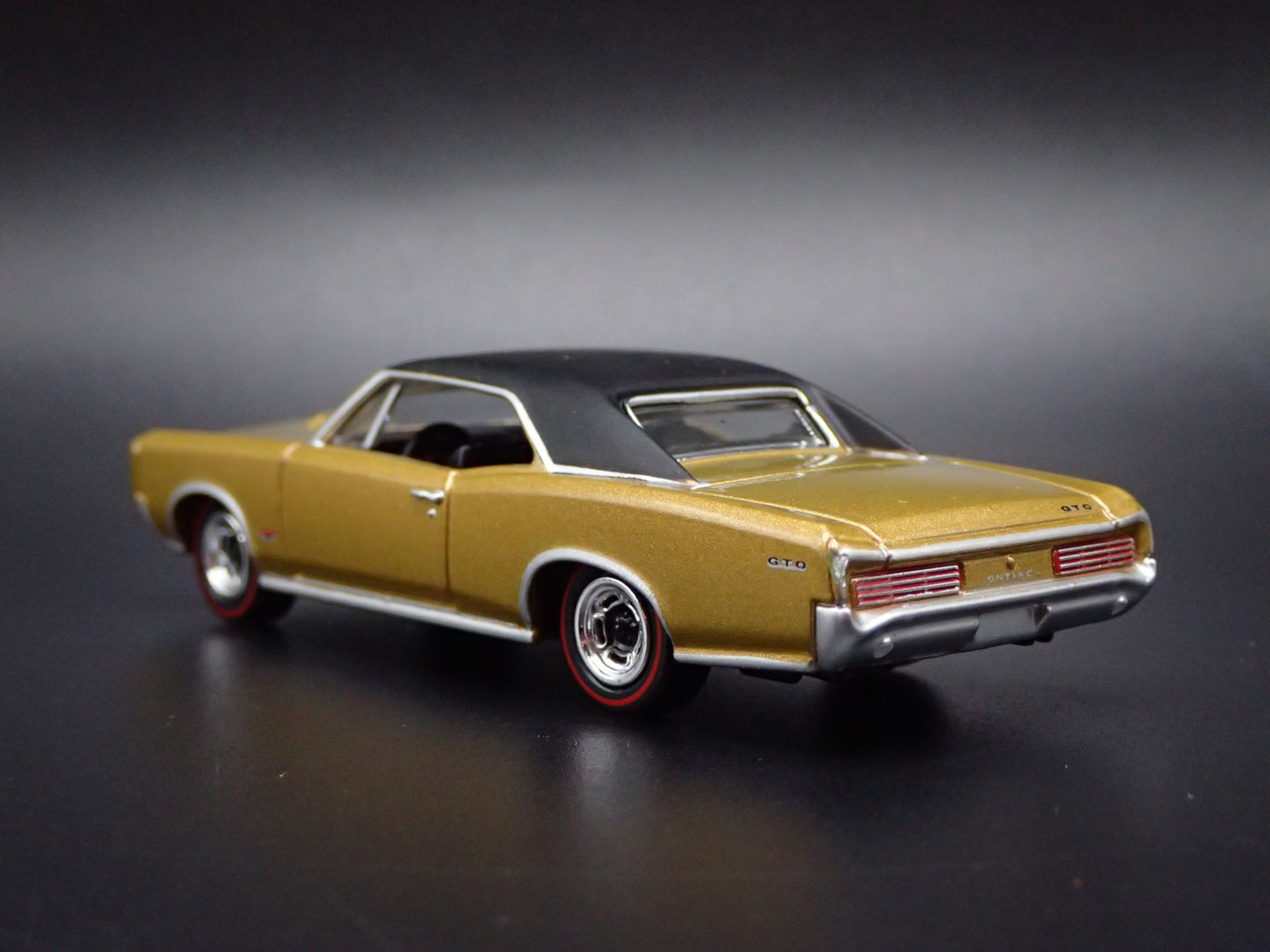 1967 67 PONTIAC GTO MUSCLE CAR 1/64 SCALE COLLECTIBLE DIORAMA DIECAST MODEL CAR