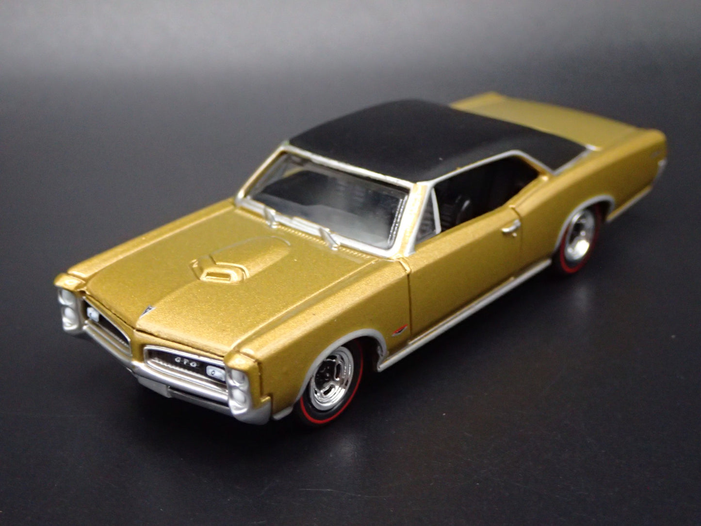 1967 67 PONTIAC GTO MUSCLE CAR 1/64 SCALE COLLECTIBLE DIORAMA DIECAST MODEL CAR