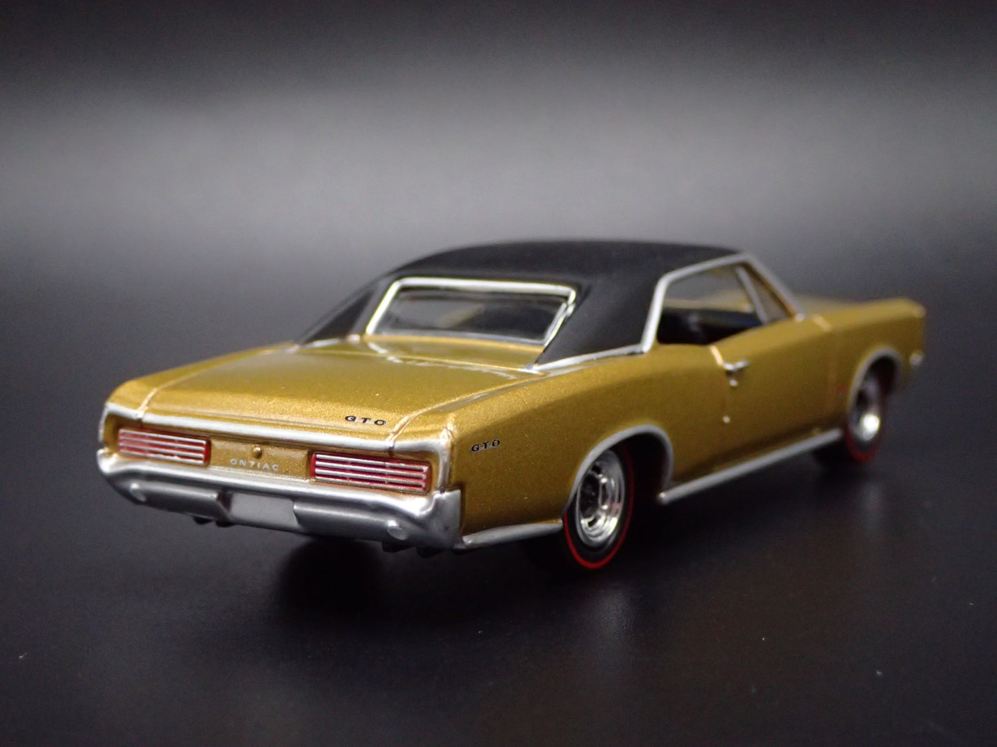 1967 67 PONTIAC GTO MUSCLE CAR 1/64 SCALE COLLECTIBLE DIORAMA DIECAST MODEL CAR