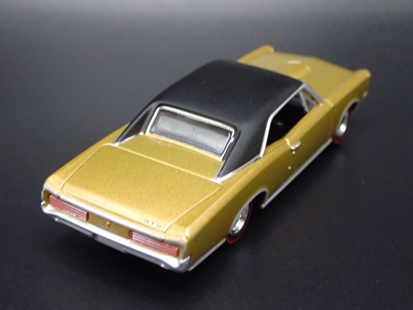 1967 67 PONTIAC GTO MUSCLE CAR 1/64 SCALE COLLECTIBLE DIORAMA DIECAST MODEL CAR