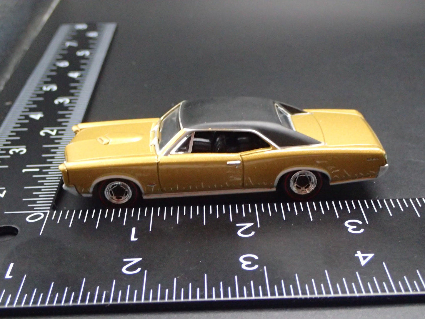 1967 67 PONTIAC GTO MUSCLE CAR 1/64 SCALE COLLECTIBLE DIORAMA DIECAST MODEL CAR