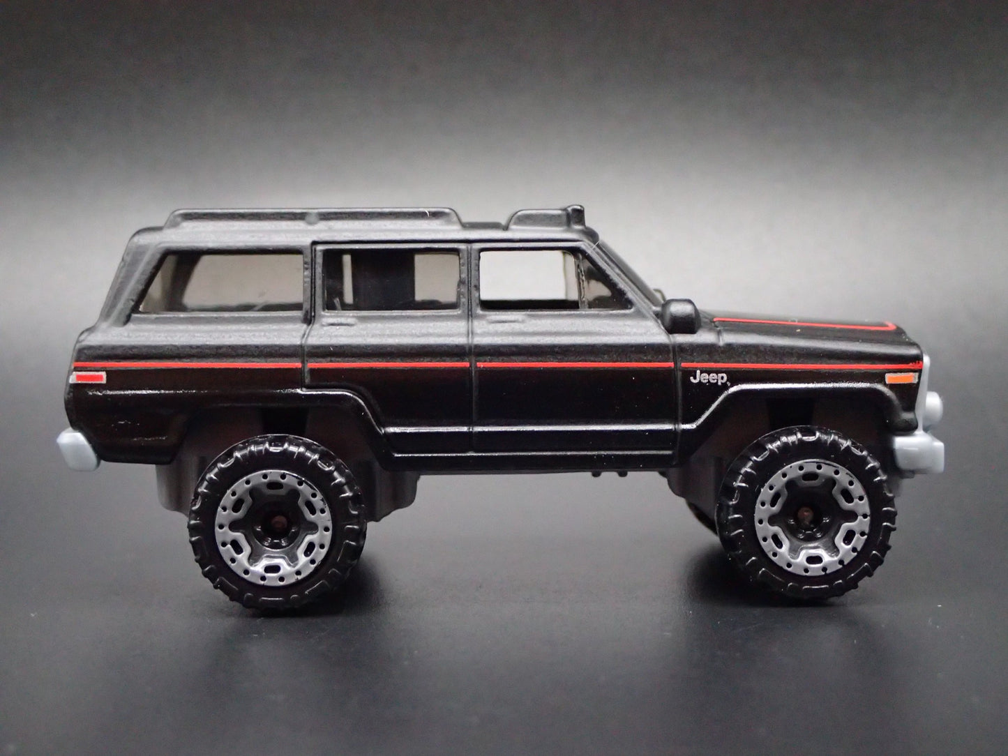 1980-1991 JEEP WAGONEER BLACK 1:64 SCALE COLLECTIBLE DIORAMA DIECAST MODEL CAR