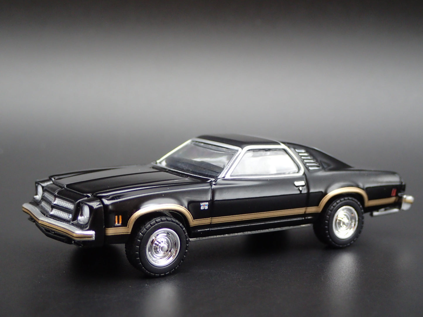 1976 76 CHEVY CHEVROLET CHEVELLE LAGUNA S3 1:64 SCALE DIORAMA DIECAST MODEL CAR