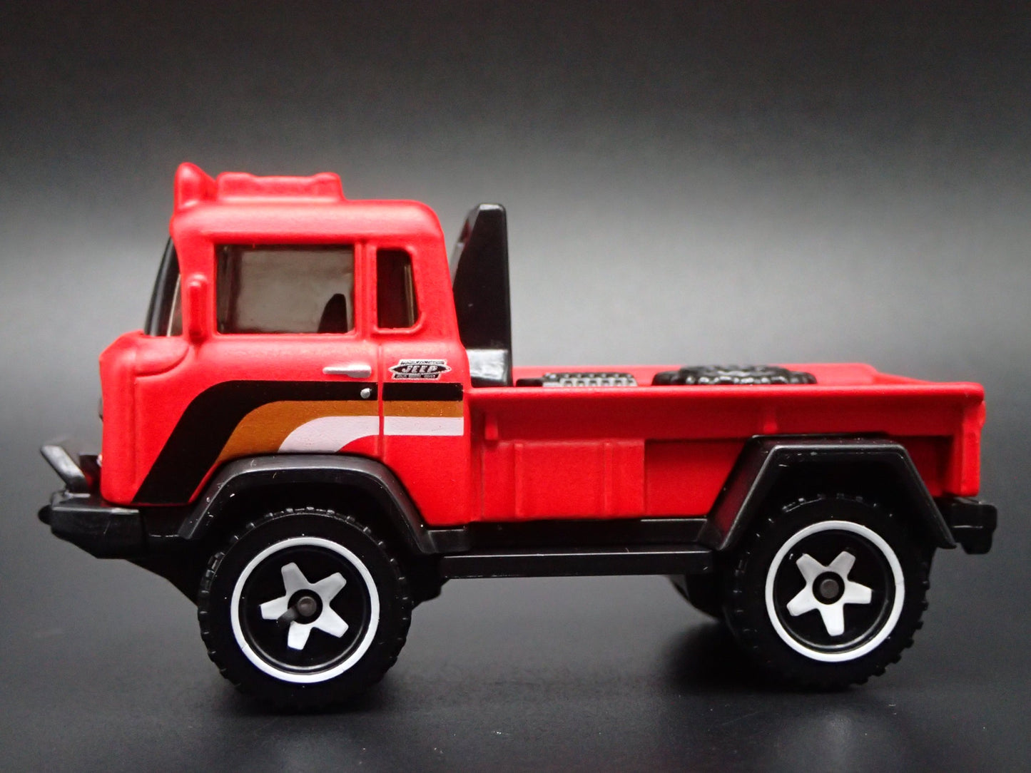 1956-1965 JEEP FC FORWARD CONTROL TRUCK RED 1:64 SCALE DIORAMA DIECAST MODEL CAR