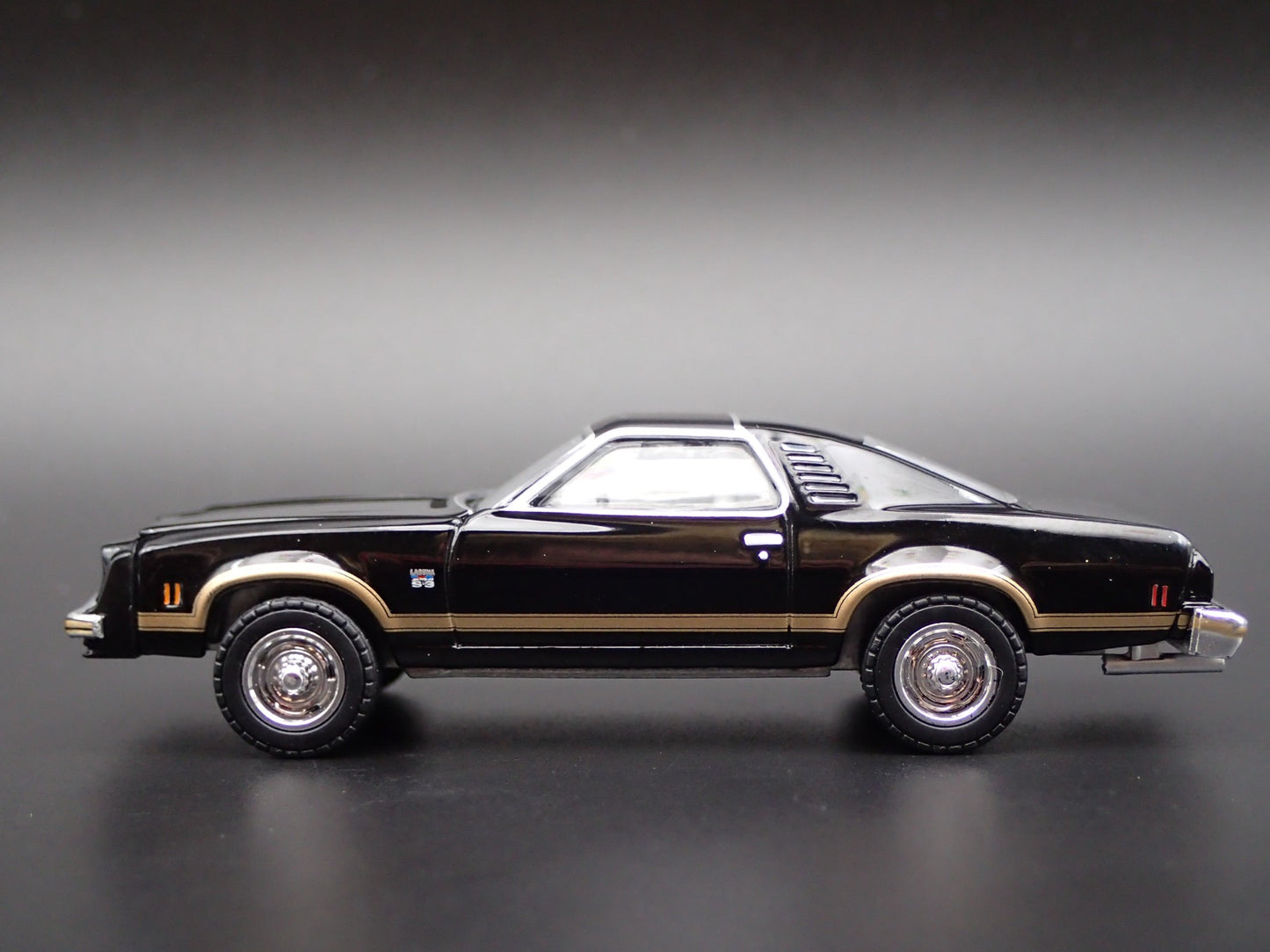 1976 76 CHEVY CHEVROLET CHEVELLE LAGUNA S3 1:64 SCALE DIORAMA DIECAST MODEL CAR