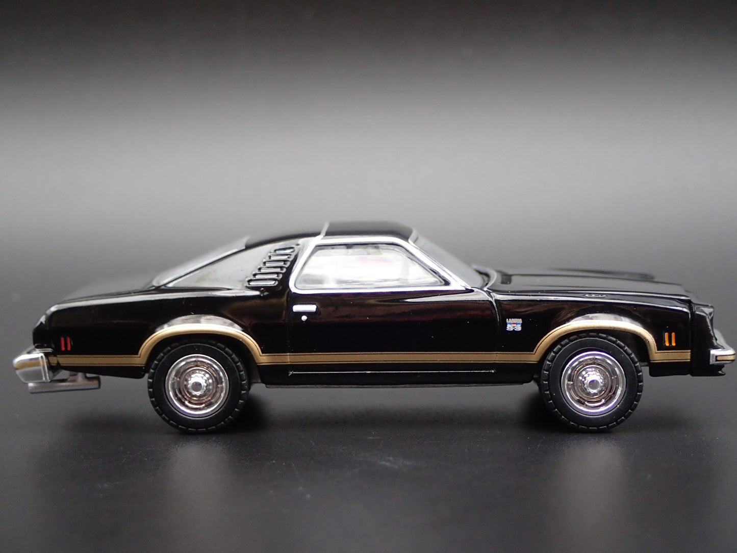 1976 76 CHEVY CHEVROLET CHEVELLE LAGUNA S3 1:64 SCALE DIORAMA DIECAST MODEL CAR