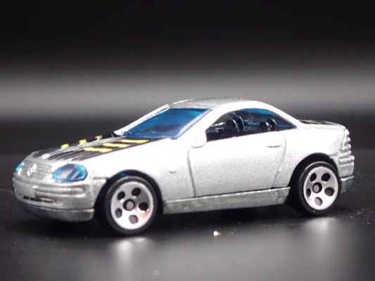 1996-2004 MERCEDES-BENZ SLK 1:64 SCALE COLLECTIBLE DIORAMA DIECAST MODEL CAR