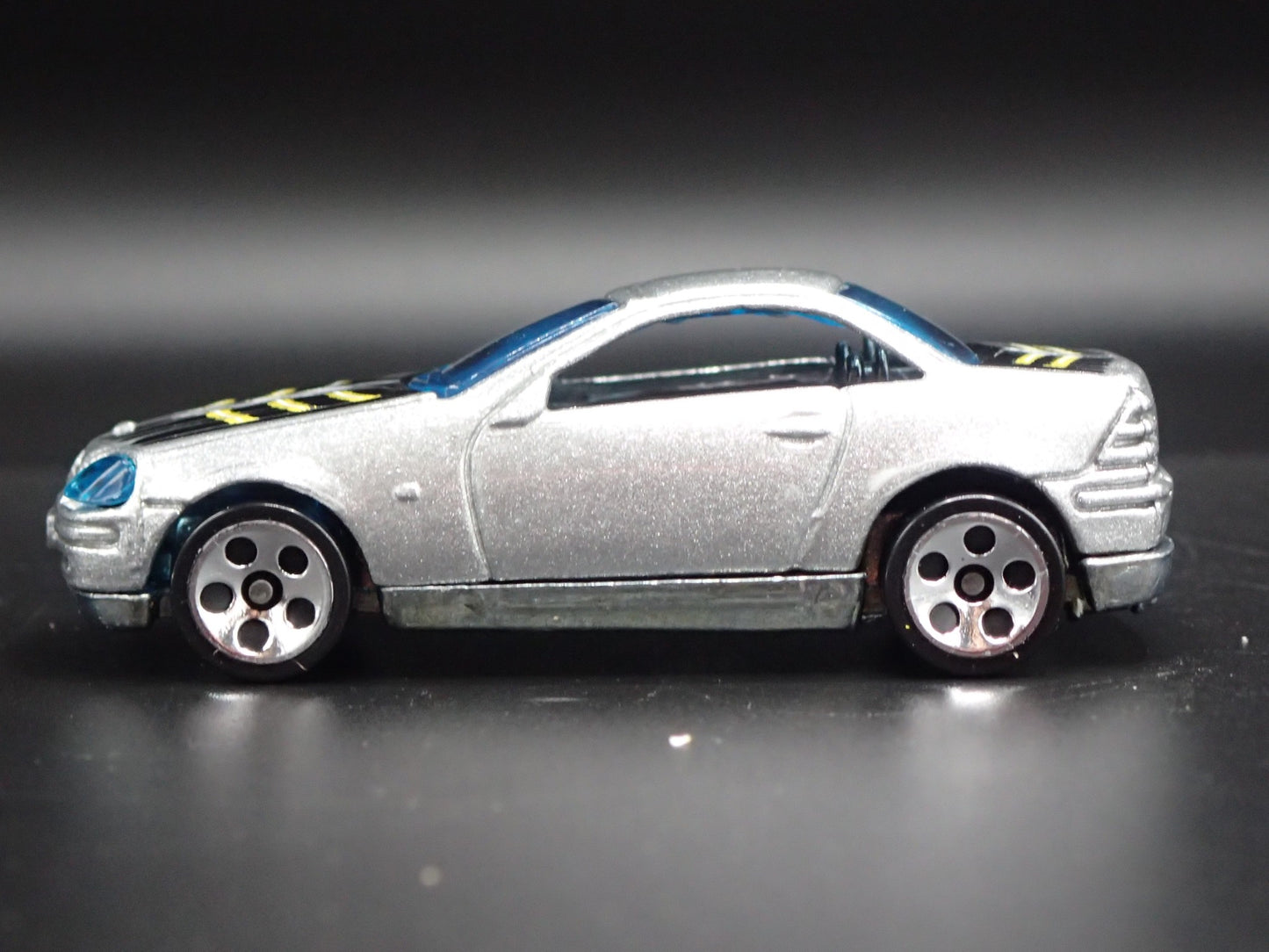 1996-2004 MERCEDES-BENZ SLK 1:64 SCALE COLLECTIBLE DIORAMA DIECAST MODEL CAR