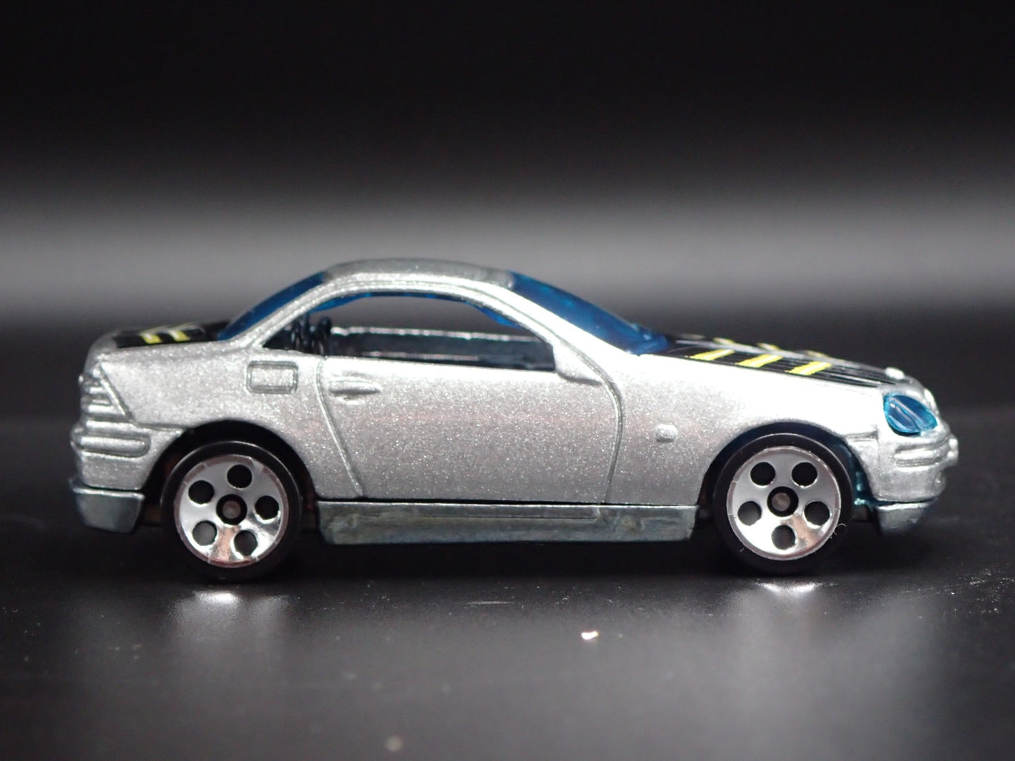 1996-2004 MERCEDES-BENZ SLK 1:64 SCALE COLLECTIBLE DIORAMA DIECAST MODEL CAR