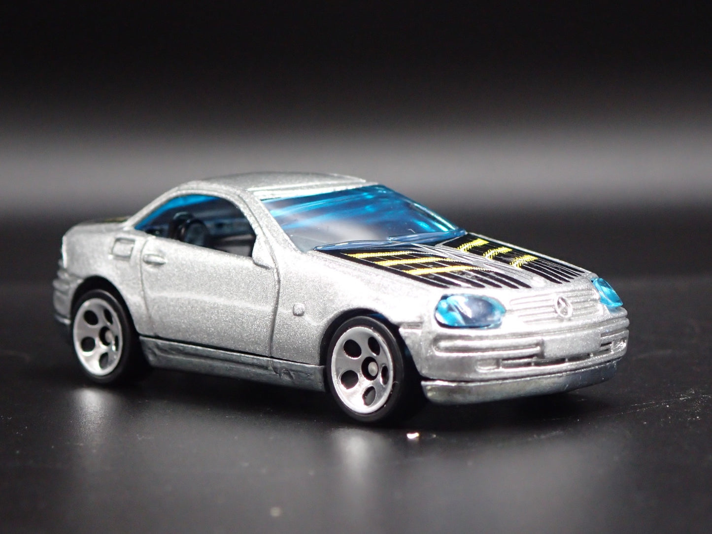 1996-2004 MERCEDES-BENZ SLK 1:64 SCALE COLLECTIBLE DIORAMA DIECAST MODEL CAR