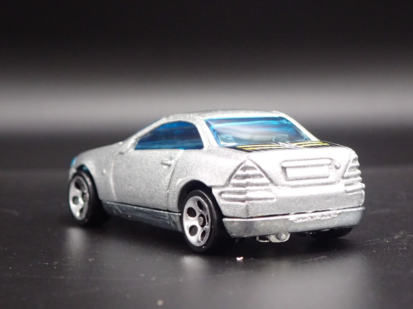 1996-2004 MERCEDES-BENZ SLK 1:64 SCALE COLLECTIBLE DIORAMA DIECAST MODEL CAR