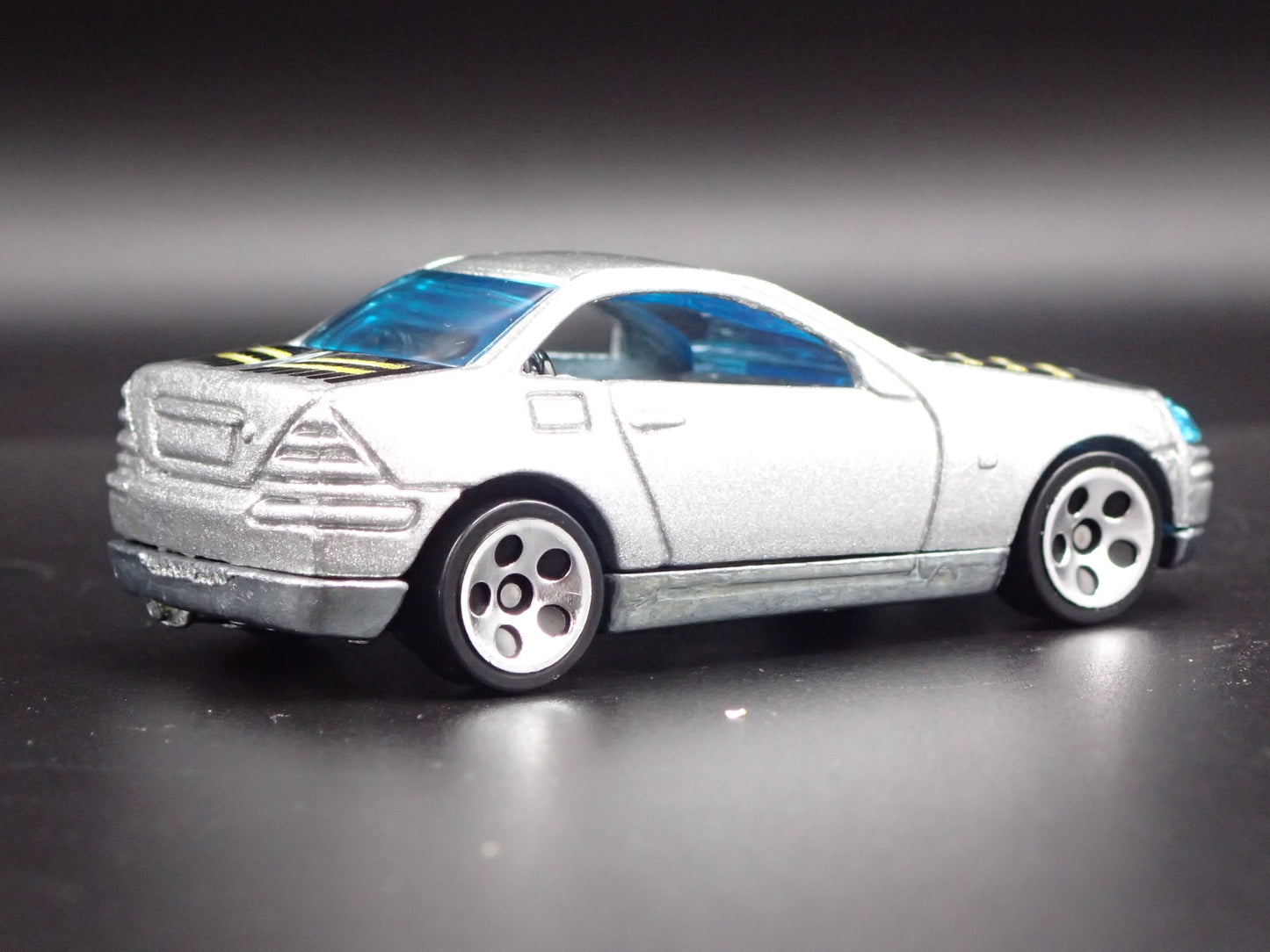 1996-2004 MERCEDES-BENZ SLK 1:64 SCALE COLLECTIBLE DIORAMA DIECAST MODEL CAR