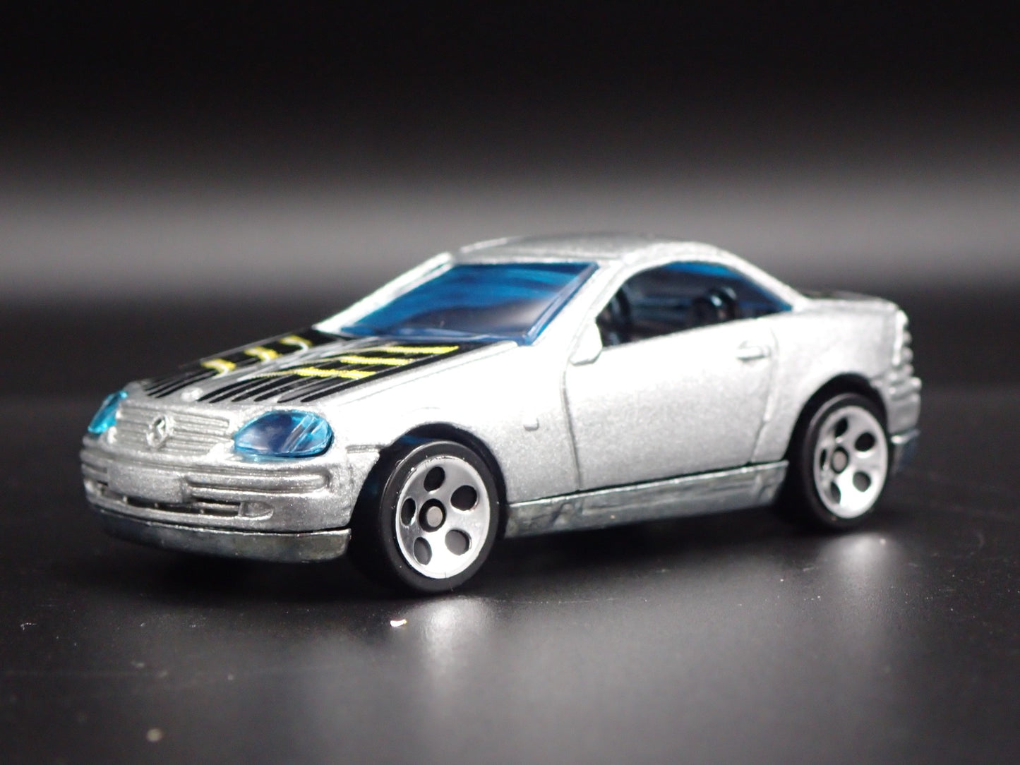 1996-2004 MERCEDES-BENZ SLK 1:64 SCALE COLLECTIBLE DIORAMA DIECAST MODEL CAR