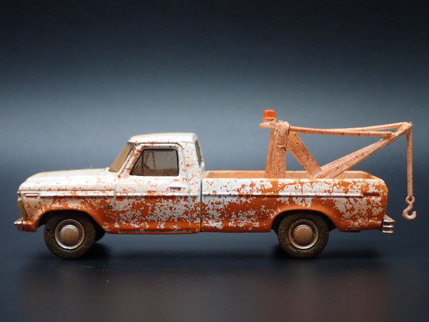 1973 73 FORD F100 WRECKER TOW TRUCK MUDDY 1/64 SCALE DIORAMA DIECAST MODEL CAR