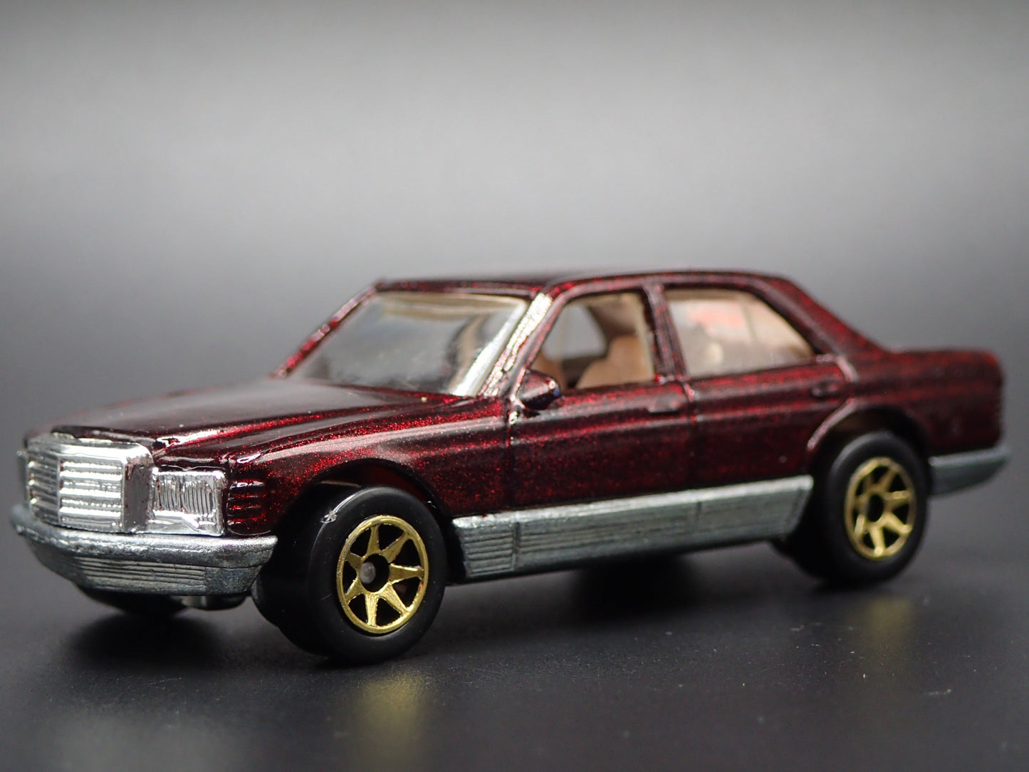 1981-1983 MERCEDES-BENZ 380 SEL 1:64 SCALE COLLECTIBLE DIORAMA DIECAST MODEL CAR