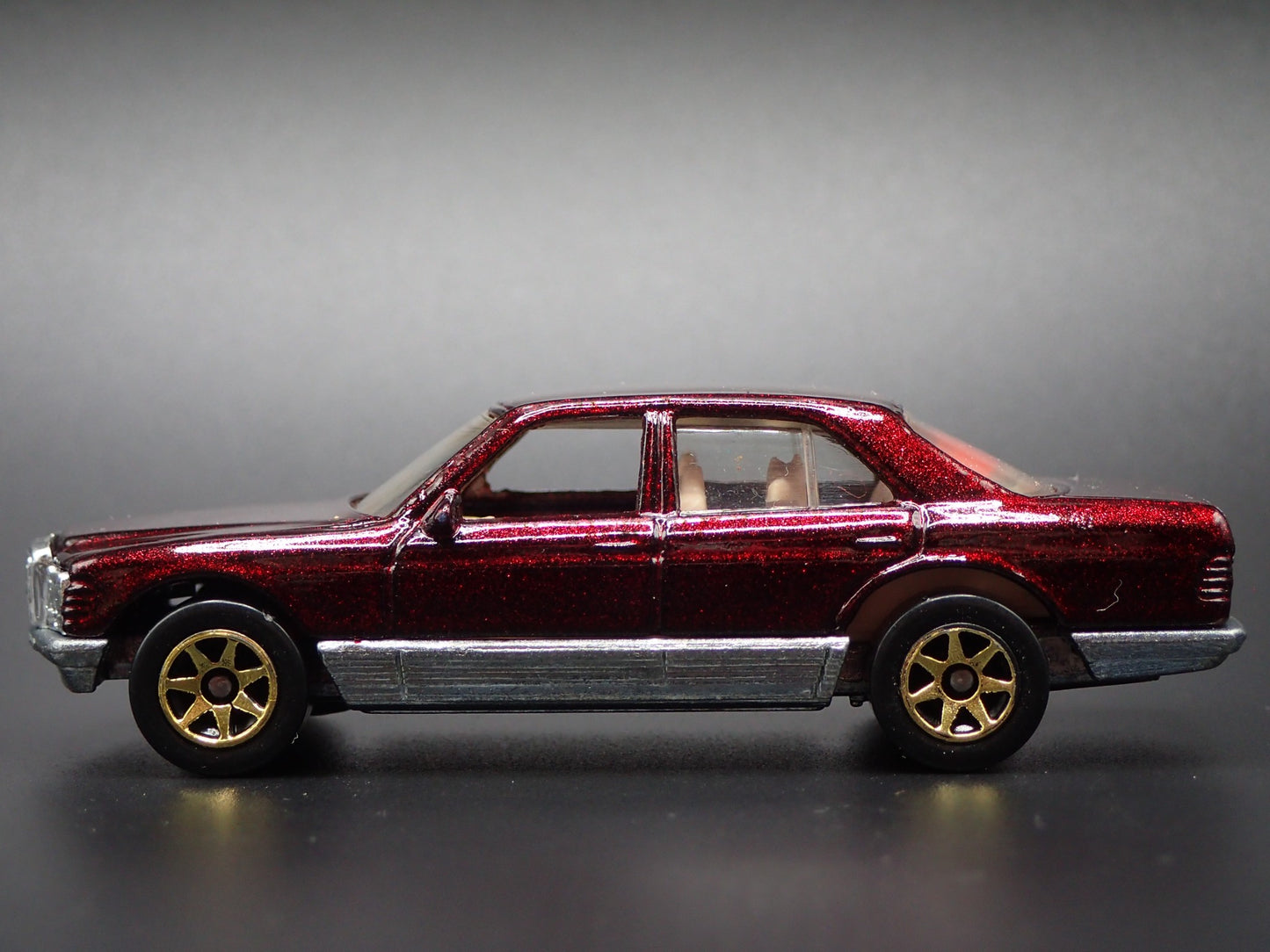 1981-1983 MERCEDES-BENZ 380 SEL 1:64 SCALE COLLECTIBLE DIORAMA DIECAST MODEL CAR