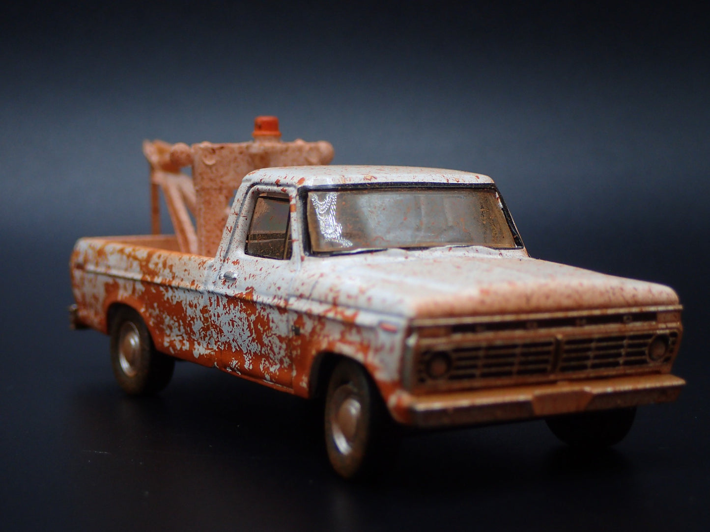 1973 73 FORD F100 WRECKER TOW TRUCK MUDDY 1/64 SCALE DIORAMA DIECAST MODEL CAR