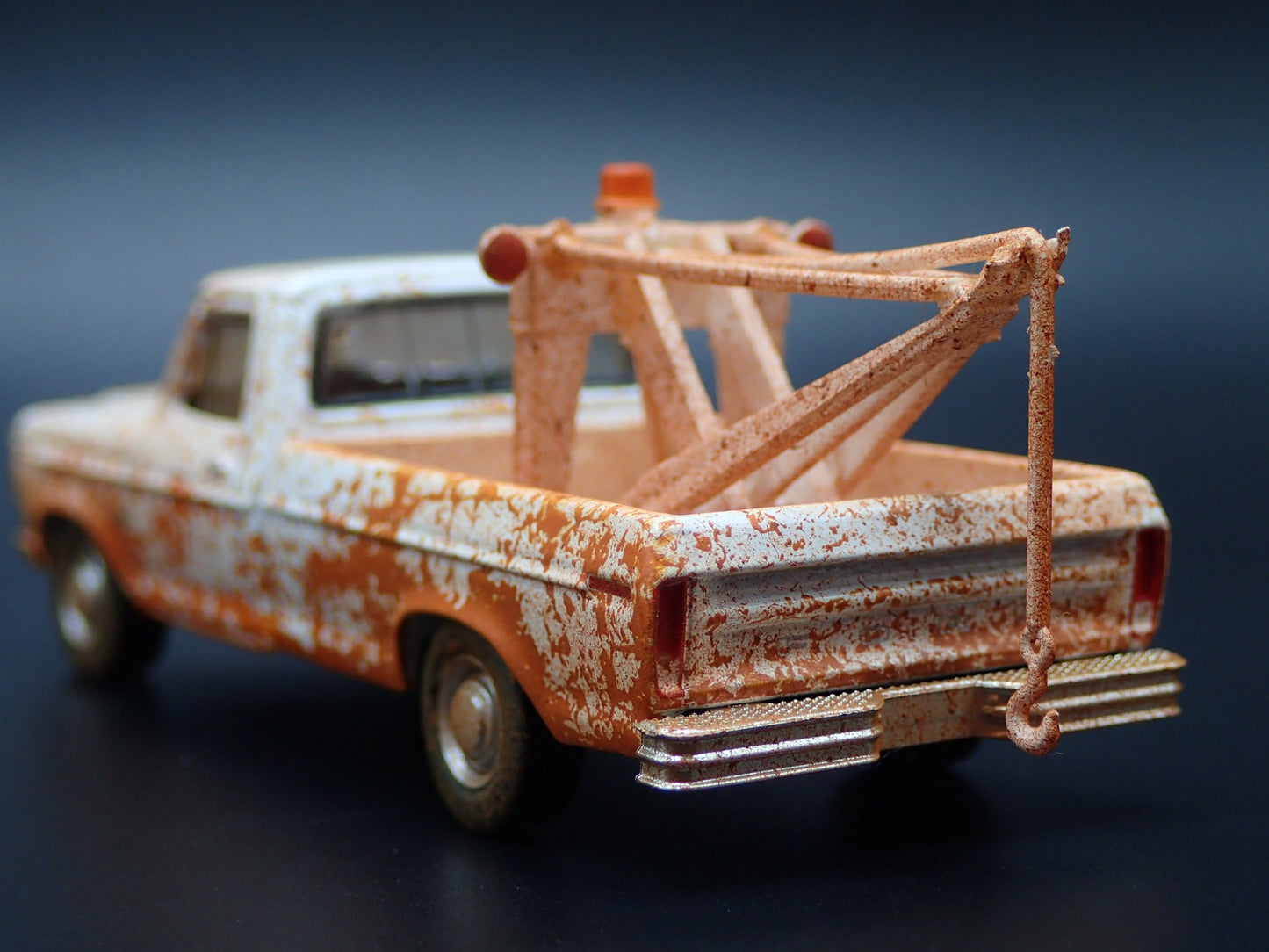 1973 73 FORD F100 WRECKER TOW TRUCK MUDDY 1/64 SCALE DIORAMA DIECAST MODEL CAR