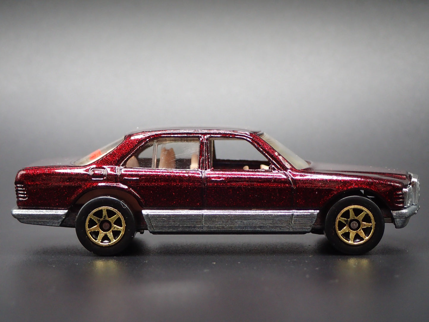 1981-1983 MERCEDES-BENZ 380 SEL 1:64 SCALE COLLECTIBLE DIORAMA DIECAST MODEL CAR